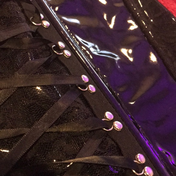 Lace Corset and Mini Skirt Set - Picture 5 of 6